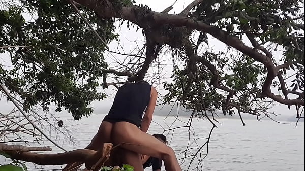 Foi Fazer Exerc&iacute;cios No Parque E Trepou O Personal Trainner. thumbnail