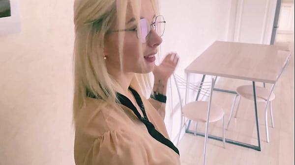 Nonton Blonde Realtor Shows Me Apartment And Gets Her Tight Pussy Fucked Hard On The Couch thumbnail