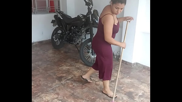 Hablando con mi mujer mientras limpia la casa le pido que me hagas_una chupada de polla y termina cómica la situación