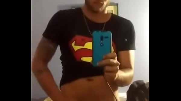 batendo uma em frente ao espelho 