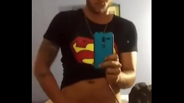 Play MP4 - batendo uma em frente ao espelho