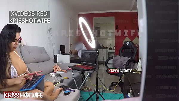 Kriss Hotwife. Casada Safada Recebendo Prestador De Servi&ccedil;o Semi Nua thumbnail
