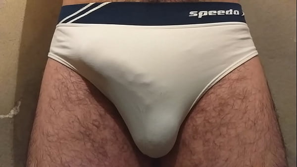 Play MP4 - Pau duro pulsando na cueca com mala marcada