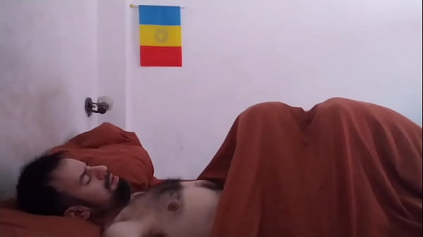 Play MP4 - Despertando a mi macho peludo con una linda mamada&comma; aprovechando su erecci&oacute;n matutina&period;