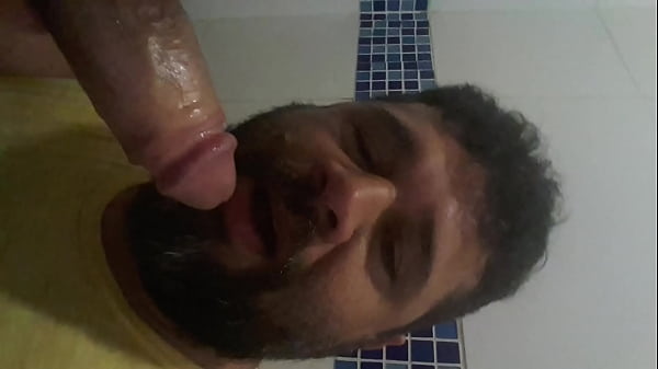 Mamando escondido um macho casado 