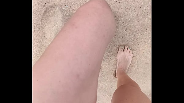 Play MP4 - Pee spotting public beach