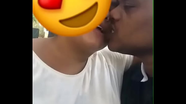 Nonton מפנק בנשיקה thumbnail