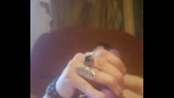 Play MP4 - Sexy goth chick masterbating hard