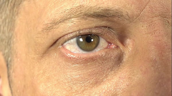 Ele esperava esposa sair_pra espirar a sobrinha postiça_peladinha no banho AmoPornoBR