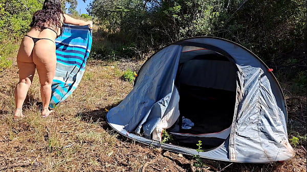 Campista al aire libre recibe creampie interno en el bosque p&uacute;blico