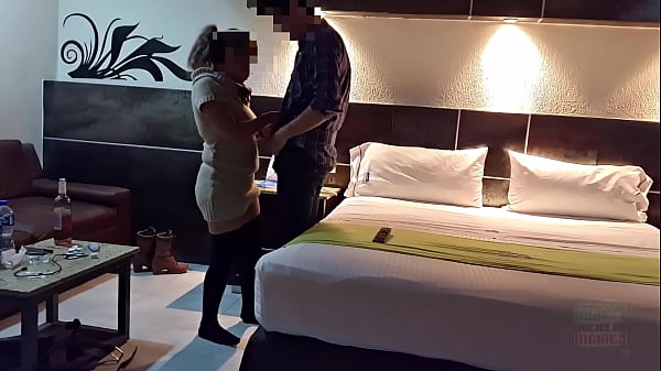 Play MP4 - El aguador&comma; follando a mi Milf Pam esposa liberal unos segundos es suficiente para dejarla escurriendo y empapada en sus propio squirt tanto para deterner la grabacion y secarnos