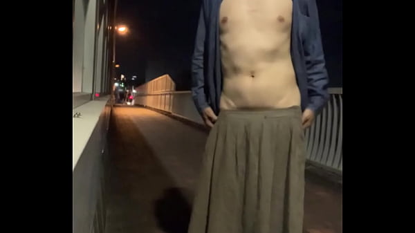 Play MP4 - 女装まゆ橋の上でヌード