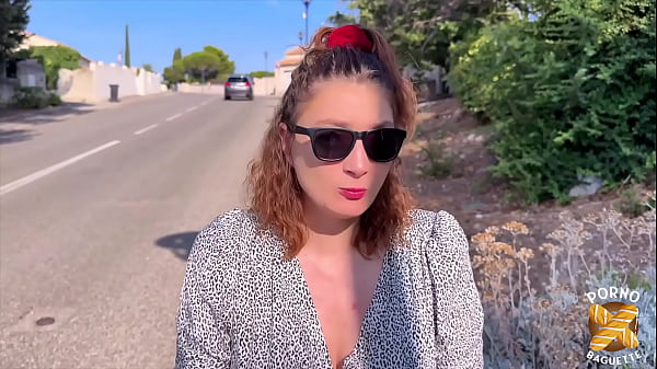 Charlotte coquine souriante ne jure que par la baise 