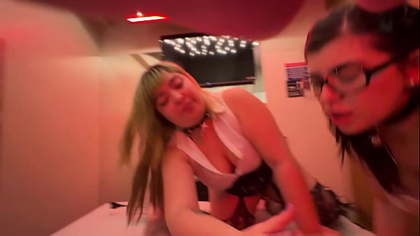 Sumisa en su ultima prueba para ser una puta le traen a un cliente y toma leche arriba de unos tacos 