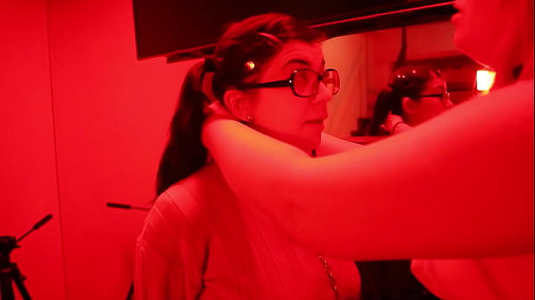 Nonton Sumisa En Su Ultima Prueba Para Ser Una Puta Le Traen A Un Cliente Y Toma Leche Arriba De Unos Tacos thumbnail