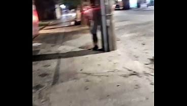 O presente surpresa j&aacute_ estava r&iacute_gido e ele n&atilde_o segurou a vontade