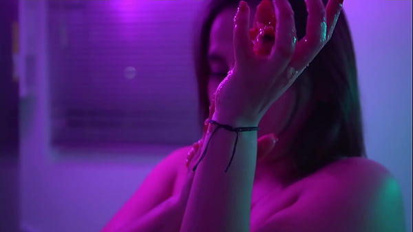 Play MP4 - Natalie Dreaming Moon enjoy with food in her all body