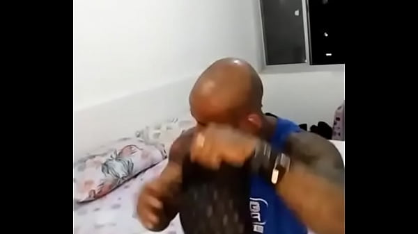 Play MP4 - CARA HETERO SE EXIBINDO NA CAMERA