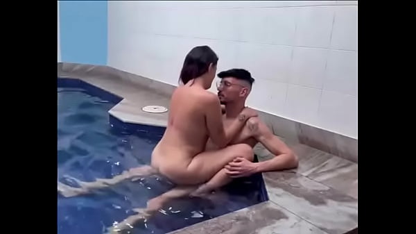 Fudendo com a peludinha ruiva safada na piscina 