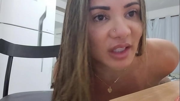 Camgril safada enfia consolono cu para o fã