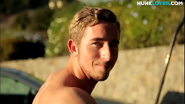 Muscular amateur jerks off on the bench press 