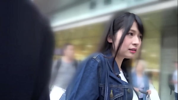 まいな 22歳 大学生 自分の顔を扇ぎながら嫌々服を脱ぐ姿もたまりません！抵抗を押しのけてブラを取るとめちゃくちゃ色素が薄くて形も抜群なeカップの巨乳が！いや～今日はいい日だなぁ。 thumbnail