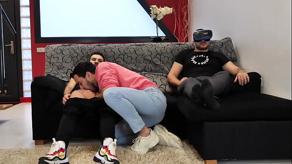 Deux Gay Baisent &agrave; Cote De Leur Pote Hetero Qui Matte Un Film thumbnail