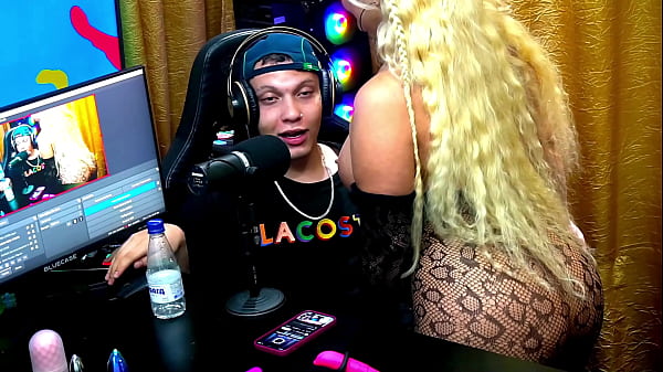 Play MP4 - Andressa Sanchez sensualizou gostoso pro Ruan&comma; ela meteu o rabo na c&acirc;mera e colocou o pau dele pra fora&excl; - Podcast P&aacute;pum no Barraco - Completo no Sheer&sol;RED