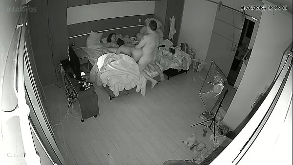 Trisal flagrado em momentos intimos 