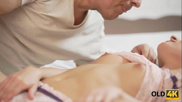 Play MP4 - OLD4K&period; Good-looking babe nicely oral XXX by her old lover on the bed