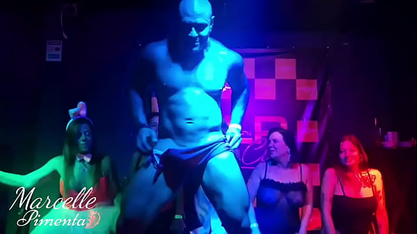 6 casadas e 1 stripper gostoso no palco num show de sexo ao vivo na boate de swing 