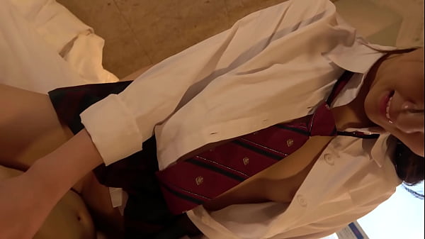 Play MP4 - Uncensored&comma; 18-year-old Japanese amateur beauty&period; Shaved pussy creampie sex in uniform 2