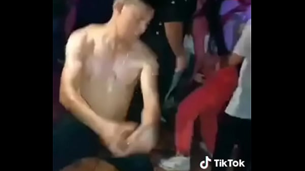 Ricolas Zarate Tarazona Penetrando analmente a una botella 