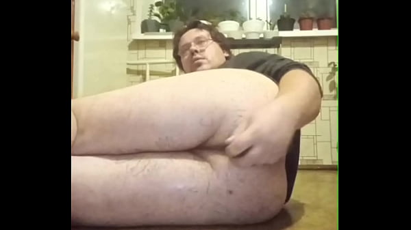 Белая,вкусная жопа глотает толстый член! 