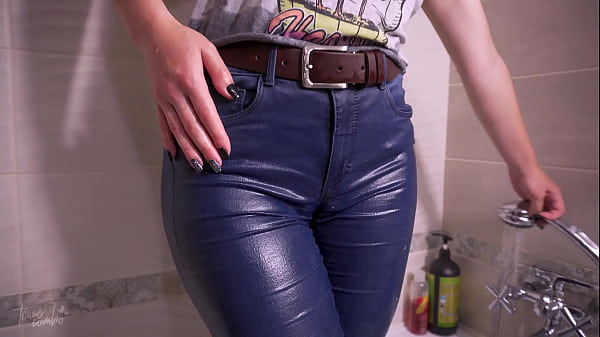 Play MP4 - Girl Teases Wet Camel Toe In Blue Jeans