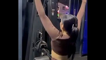 Calentando a profesor en gym graba mi tracero 