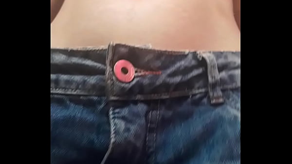 Play MP4 - Essa Puta Novinha de Peitinhos Pequenos Sai na Rua Usando um Short Sem Calcinha&period; Veja Como a Buceta Dela est&aacute; Peludinha