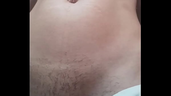 Essa_Puta Novinha de_Peitinhos Pequenos Sai na Rua Usando um_Short Sem Calcinha Veja_Como a Buceta Dela estáPeludinha