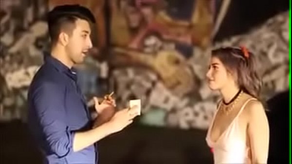 شاب يقبل فتيات بطريقة رائعة و مدهشة