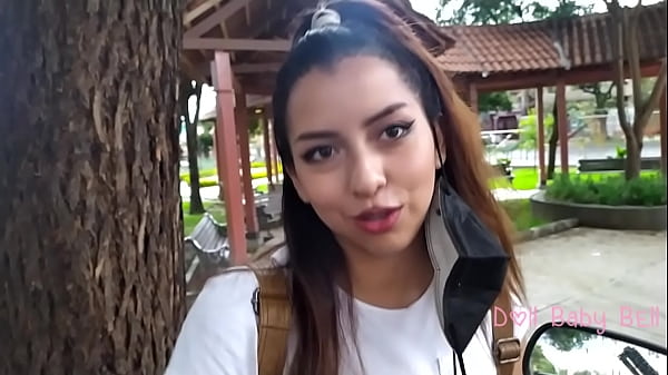 Play MP4 - La vi sola no queria que se moje asi que me la llevare al motel