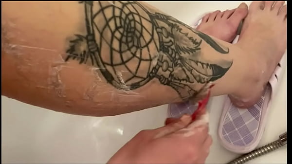 Play MP4 - foot fetish hairy legs shaving amateur video