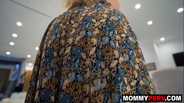 My hot stepmom blows me when is at work 