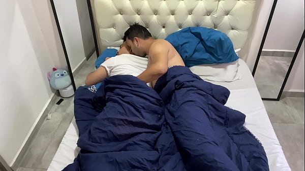 Play MP4 - Mi mejor amigo me despierta con su gran polla en mi culo por la ma&ntilde;ana - sexo matutino