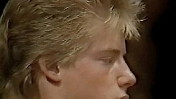 Bareback Sex In The Mirrors 