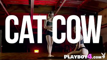 Nonton Sexy Babe Sarati Stripteased And Enjoyed Workout With Sexy Big Ass Milf thumbnail