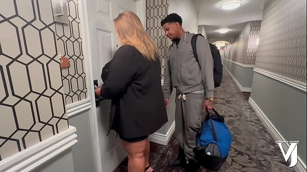 Play MP4 - Premium Guest Servicer ft Harry Long