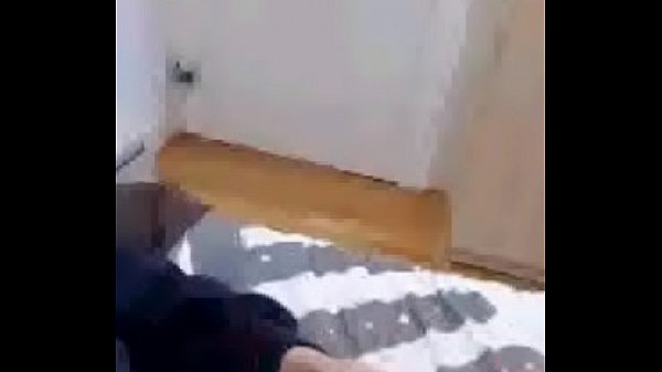 Un homme qui se masturbe 