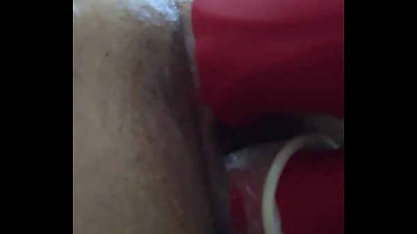 Amateur Se Folla El Co&ntilde;o Con El Succionador Y Dildo thumbnail