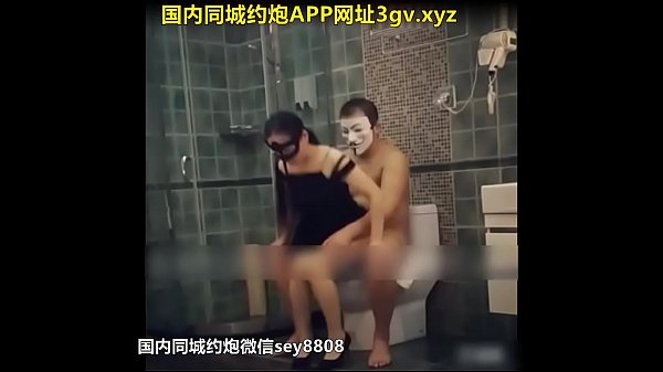 勾搭夜店小骚妹后入浪臀浴室里扶着桶激情爆草