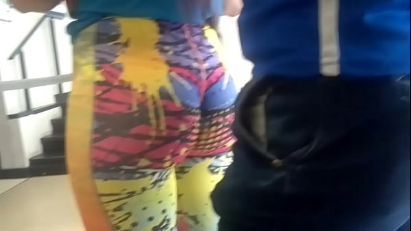 culona en calzas metidas 